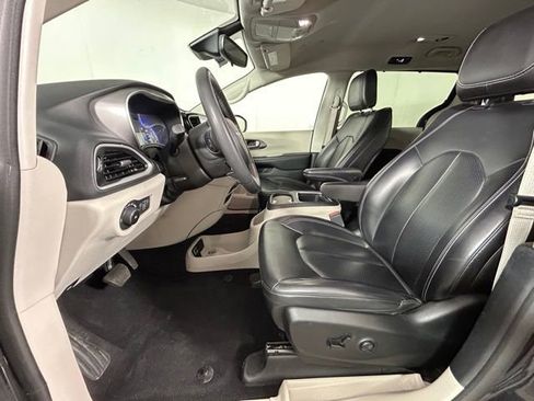 Used 2023 Chrysler Pacifica Touring-L image 12