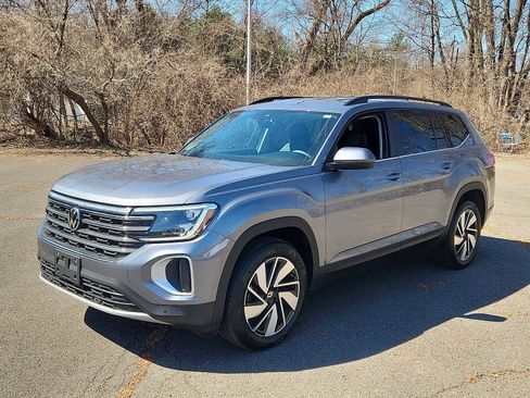 Used 2025 Volkswagen Atlas SE AWD/4WD image 3