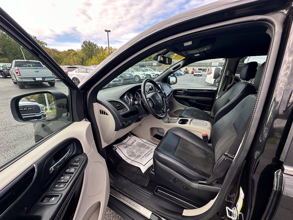 Used 2019 Dodge Grand Caravan SXT w/ Mopar Premium Addition Group FWD image 9