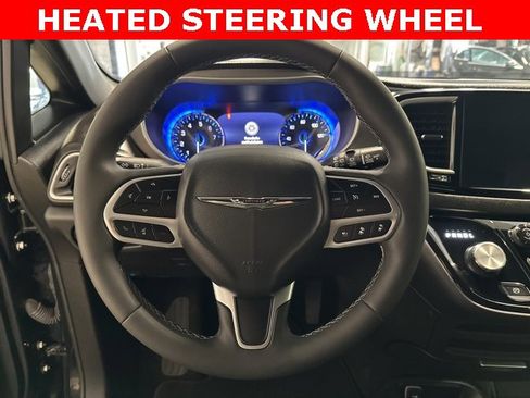 Used 2025 Chrysler Pacifica Select image 17