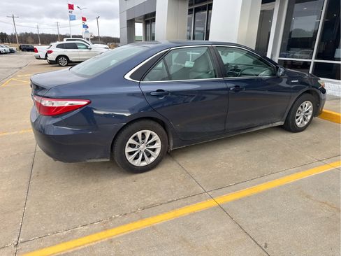 Used 2015 Toyota Camry LE image 3