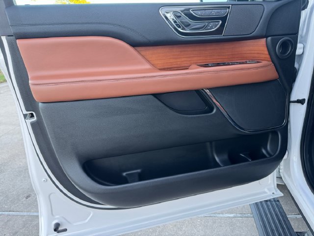 Used 2019 Lincoln Navigator Reserve AWD/4WD image 4