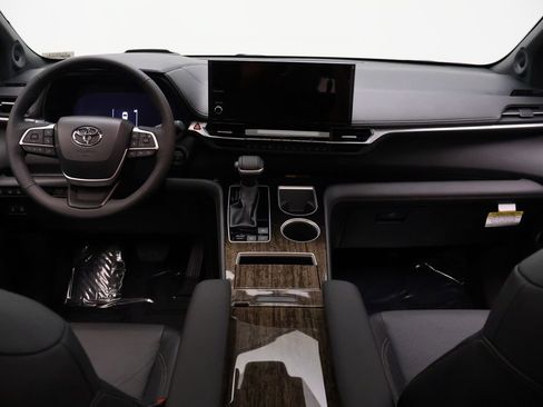 Certified 2025 Toyota Sienna Platinum image 23