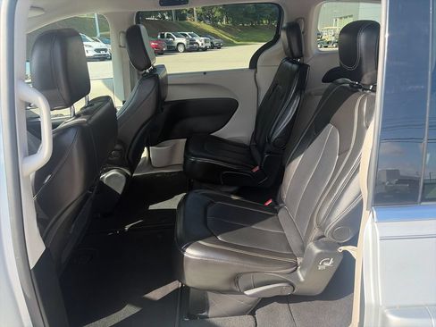 Used 2024 Chrysler Pacifica Touring-L FWD image 24