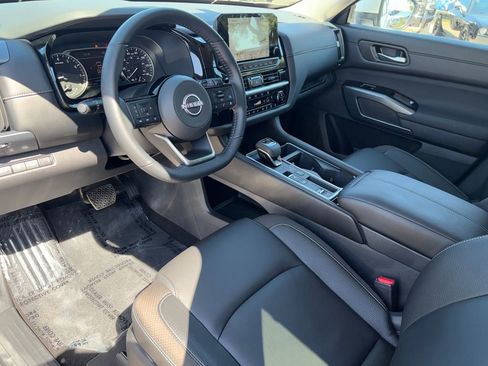 Used 2025 Nissan Pathfinder SL FWD image 8