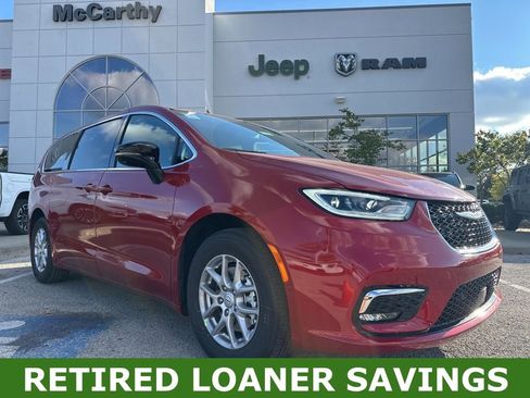 New 2026 Chrysler Pacifica Select image 1