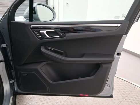 Used 2026 Porsche Macan image 34