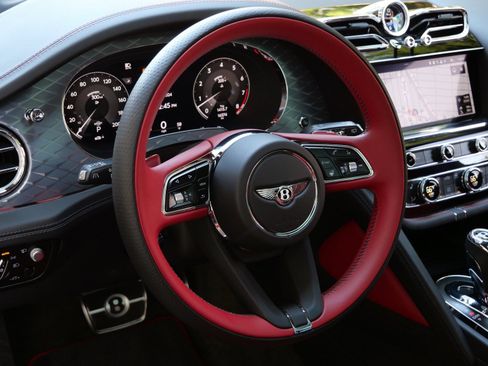 Used 2022 Bentley Bentayga S image 13