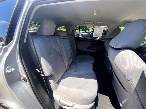 Used 2023 Toyota Highlander LE FWD image 16
