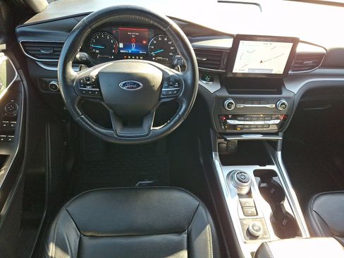 Used 2020 Ford Explorer XLT w/ Equipment Group 202A AWD/4WD image 13