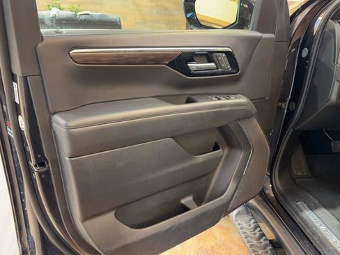 Used 2025 Chevrolet Suburban Z71 image 10