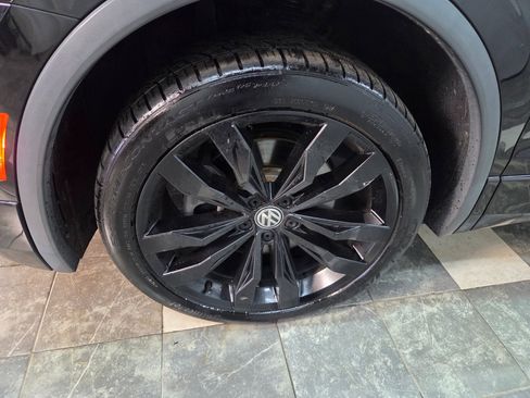 Used 2021 Volkswagen Tiguan SE R-Line image 10