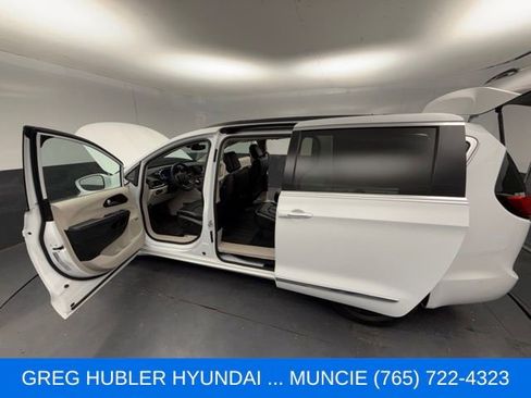 Used 2022 Chrysler Pacifica Limited FWD image 26