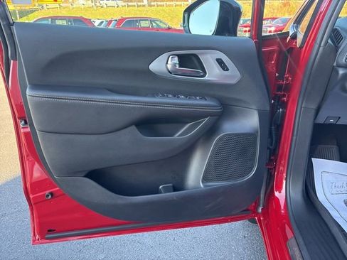 New 2026 Chrysler Pacifica Limited image 7