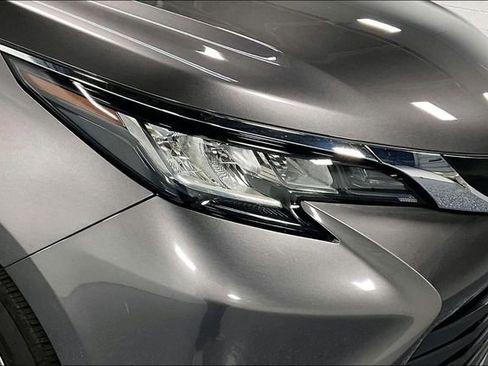 Used 2023 Toyota Sienna XLE AWD/4WD image 28