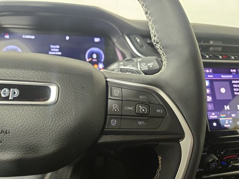 Used 2023 Jeep Grand Cherokee Altitude AWD/4WD image 16