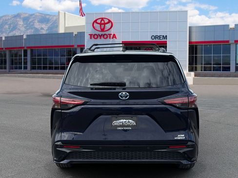 Used 2024 Toyota Sienna XSE FWD image 4