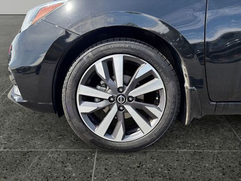 Used 2020 Nissan Versa SR FWD image 4
