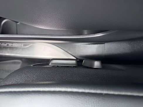 Used 2021 Toyota Highlander XLE image 19