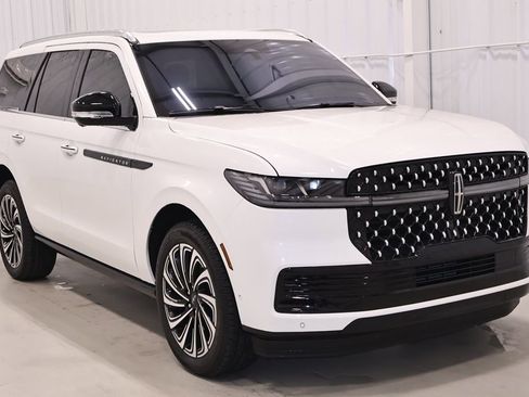Used 2025 Lincoln Navigator Black Label image 3