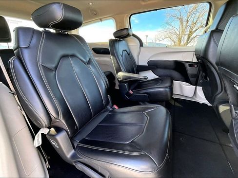 Used 2023 Chrysler Pacifica Touring-L image 15