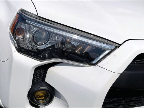 Used 2019 Toyota 4Runner SR5 AWD/4WD image 31