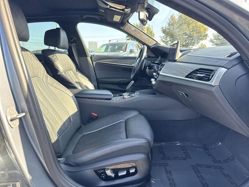 Used 2022 BMW M550i xDrive w/ Dynamic Handling Package image 39