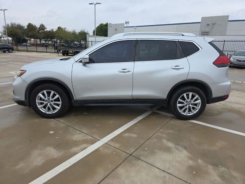 Used 2017 Nissan Rogue SV image 2