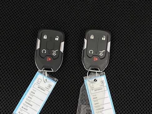 Used 2024 GMC Terrain SLE w/ Driver Convenience Package FWD image 9