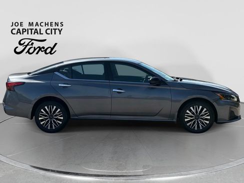 Used 2024 Nissan Altima 2.5 SV AWD/4WD image 3