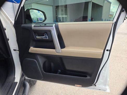 Used 2020 Toyota 4Runner SR5 Premium w/ Moonroof Package RWD image 28