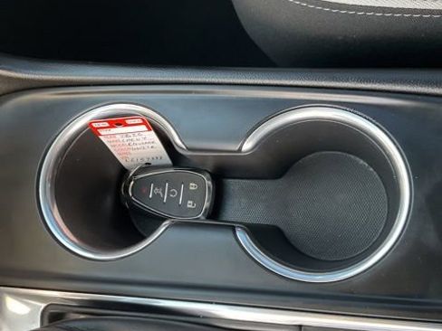 Used 2020 Chevrolet Equinox LT w/ Driver Convenience Package image 19