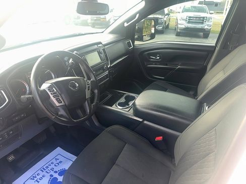 Used 2019 Nissan Titan SV w/ SV Convenience Package image 11