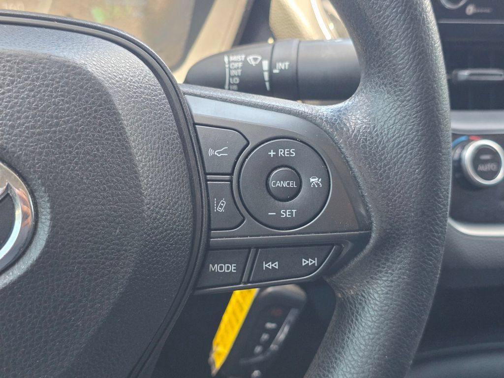 Used 2021 Toyota Corolla LE FWD image 35