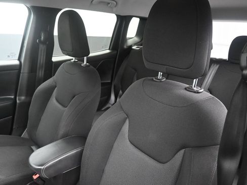 Used 2023 Jeep Renegade Latitude AWD/4WD image 17