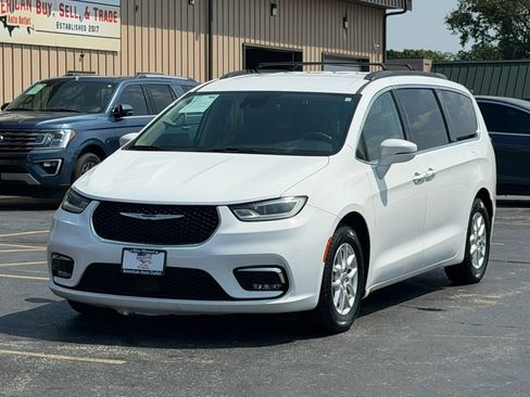 Used 2022 Chrysler Pacifica Touring-L FWD image 5