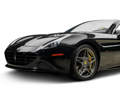 Used 2015 Ferrari California T RWD image 10