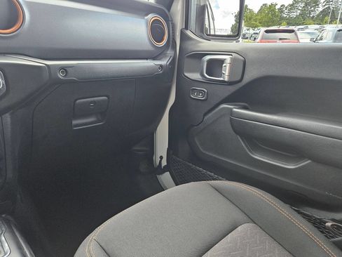 Used 2023 Jeep Gladiator Mojave w/ Cold Weather Group AWD/4WD image 11