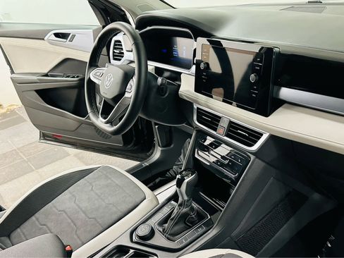 Certified 2025 Volkswagen Taos SE image 8