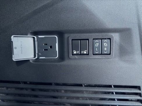 Used 2024 Chevrolet Tahoe High Country image 17