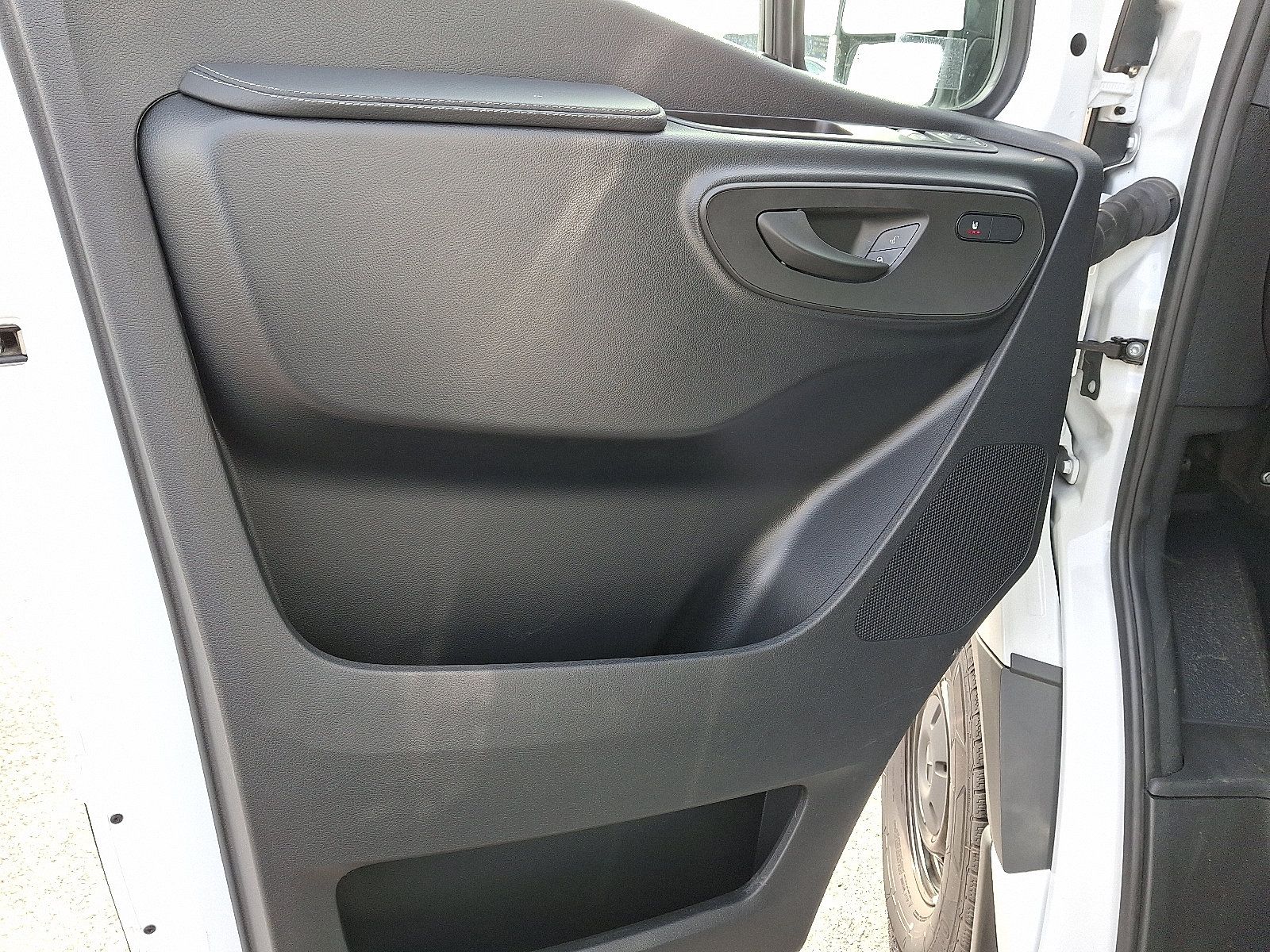 Used 2024 Mercedes-Benz Sprinter 2500 image 13