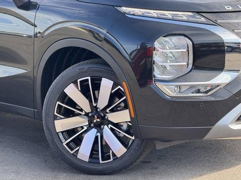 New 2025 Mitsubishi Outlander SE image 2