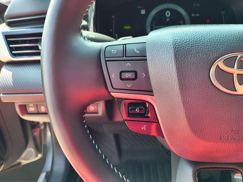 Used 2025 Toyota Camry SE w/ Convenience Package image 18