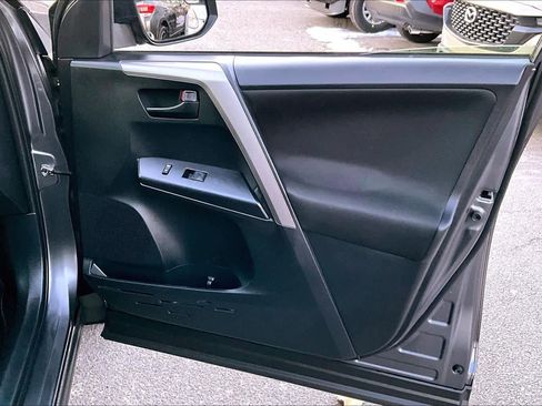 Used 2018 Toyota RAV4 LE image 20