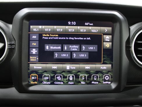 Used 2020 Jeep Gladiator Overland image 15