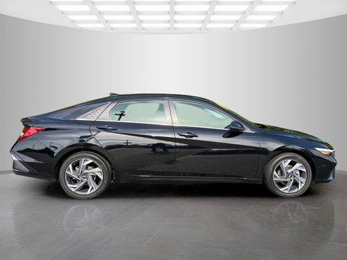 Used 2025 Hyundai Elantra Limited image 6
