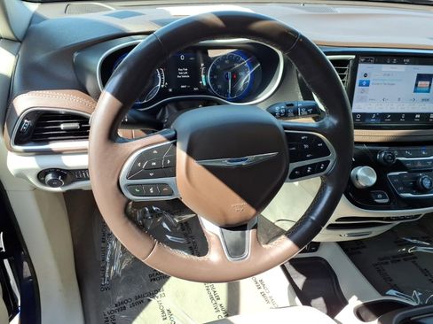 Used 2021 Chrysler Pacifica Touring-L image 8