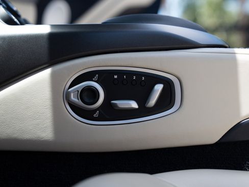 Used 2021 Aston Martin V8 Vantage Roadster RWD image 41
