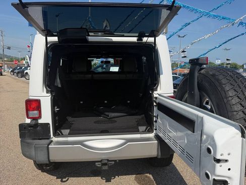 Used 2017 Jeep Wrangler Unlimited Sahara AWD/4WD image 17