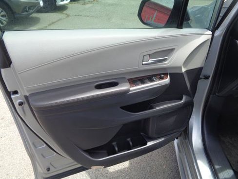 Used 2021 Toyota Sienna XLE FWD image 17